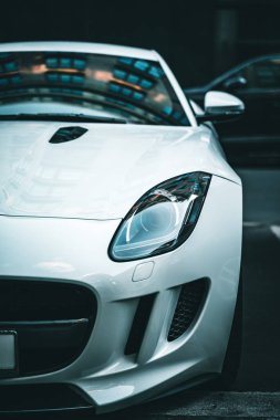 Berlin, Almanya - 14 Mayıs 2019: Şehir caddesine park edilmiş spor araba.