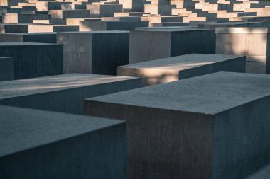 Berlin, Almanya - 14 Mayıs 2019: Avrupa Holokost Anıtı'ndaki bloklar.