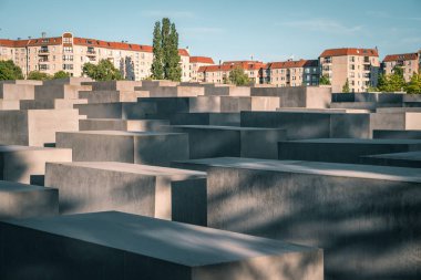 Berlin, Almanya - 14 Mayıs 2019: Avrupa Holokost Anıtı'ndaki bloklar.