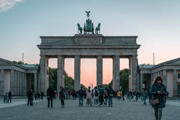 Berlim Alemanha Maio 2019 Pessoas Passeando Pelo Portão Brandemburgo Durante — Fotografia de Stock