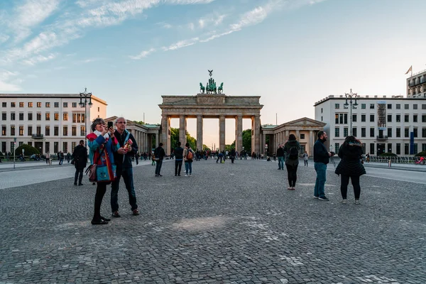 Berlim Alemanha Maio 2019 Pessoas Tirando Fotos Portão Brandemburgo Durante — Fotografia de Stock
