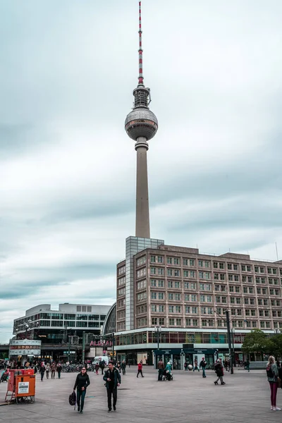 Berlín Německo Květen 2019 Televizní Věž Berlín Mezi Budovami Ulic — Stock fotografie