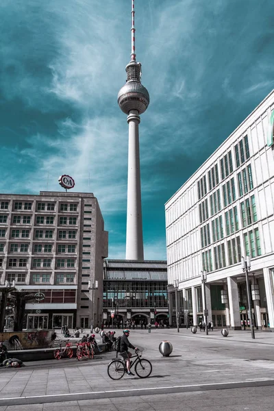 Berlín Německo Květen 2019 Televizní Věž Berlín Mezi Budovami Ulic — Stock fotografie