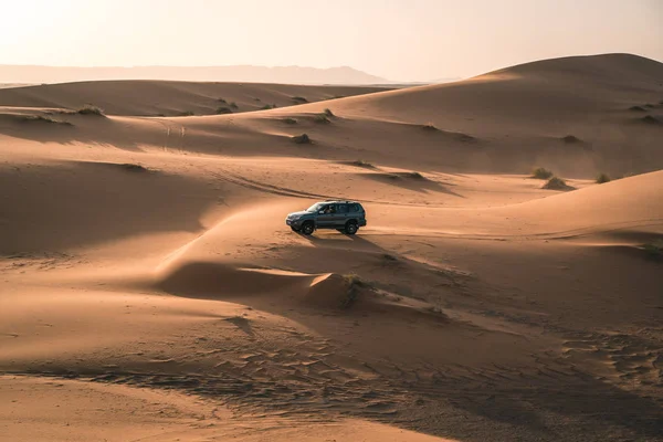Пустельний Пейзаж Сахари Автомобіль Піщаних Дюнах — стокове фото