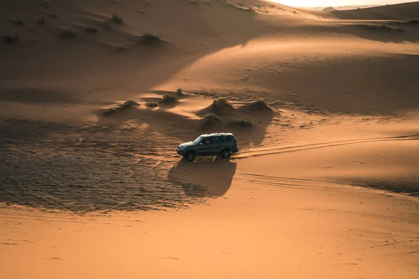 Пейзаж Пустыни Сахара Автомобиль Песчаных Дюнах — стоковое фото