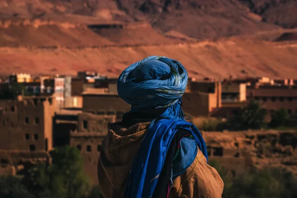 Beduiński Patrząc Wschodnie Miasto Widok Tyłu — Zdjęcie stockowe