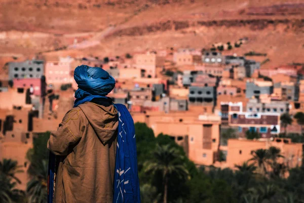 Beduiński Patrząc Wschodnie Miasto Widok Tyłu — Zdjęcie stockowe