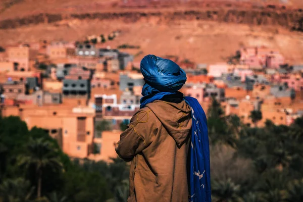 Bedouin Olhando Para Cidade Oriental Vista Traseira — Fotografia de Stock