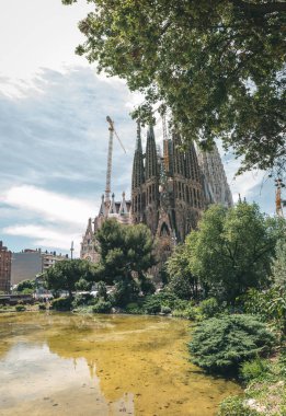 Barselona, İspanya - 14 Mayıs 2018. Güneşli bir günde La Sagrada Familia, Antoni Gaud 'un tasarladığı kiliseyi ziyaret eden insanlar.