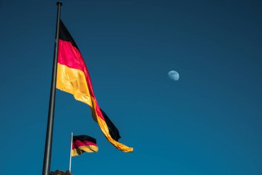 Berlin Almanya, Reichstag 'da ay manzaralı Alman bayrakları 