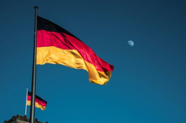 Berlin Almanya, Reichstag 'da ay manzaralı Alman bayrakları 