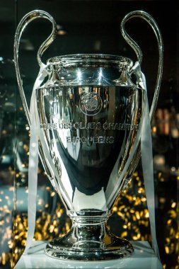 Madrid, İspanya - 2016, 2 Şubat. Real Madrid Şampiyonlar Ligi futbol kulübü, Kupa duyuru panosu 