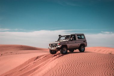 Sahra Çölü, Tunus - 17 / 04 / 2017. Çölde safari, 4x4 ile macera yolculuğu, kum tepelerinde off-road deneyimi