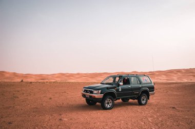 Tunus, Sahra Çölü 'ndeki bir çöl safarisi sırasında off-road aracı.