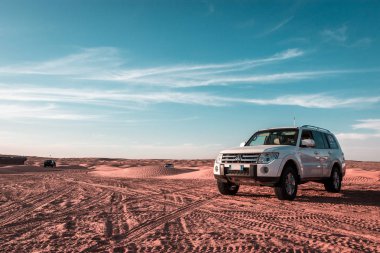 Çölde güzel beyaz 4x4 araba.
