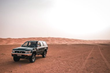 Tunus 'un Sahra Çölü' ndeki off-road arabası, Afrika 'da inanılmaz maceralı bir yolculuk, Safari 4x4, Tunus' u ziyaret