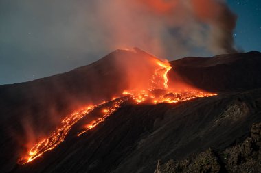 Patlama volkanı Etna, lav akışı ve duman, Sicilya 