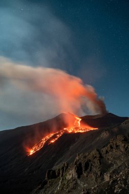 Volkan Etna 'nın gece çok yakın bir patlaması, gökyüzünde patlama ve duman
