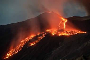 Volkan Etna 'nın gece çok yakın bir patlaması, gökyüzünde patlama ve duman