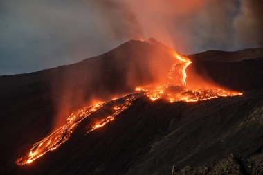 Volkan Etna 'nın gece çok yakın bir patlaması, gökyüzünde patlama ve duman