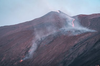Patlama Yanardağı Etna gün doğumunda, Sicilya 