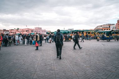 Marakeş, Fas - 07 Mart 2019. Jamaa el Fna, Medine 'nin ana meydanı ve en önemli yeri. 