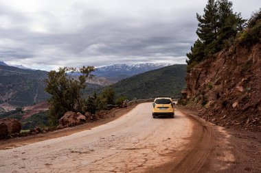 Fas, Afrika - 09 Mart 2019. Minivan, Fas 'ın dolambaçlı yollarında seyahat eder. Macera gezisi..