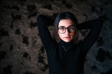 Siyah ceketli genç yakışıklı adam.