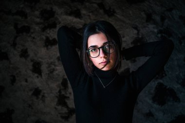 Siyah elbiseli güzel bir kadın.