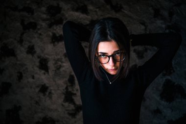 Siyah ceketli genç yakışıklı adam.