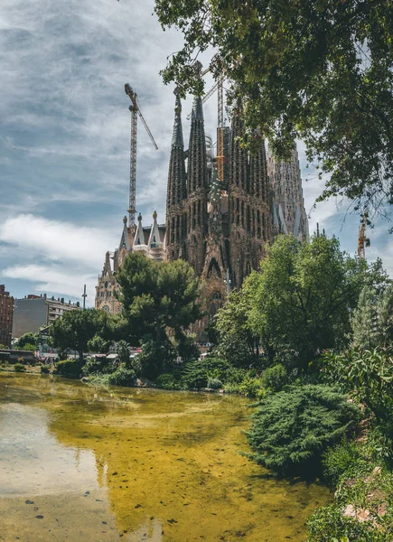 Barselona, İspanya - 14 Mayıs 2018. Güneşli bir günde La Sagrada Familia, Antoni Gaud 'un tasarladığı kiliseyi ziyaret eden insanlar.