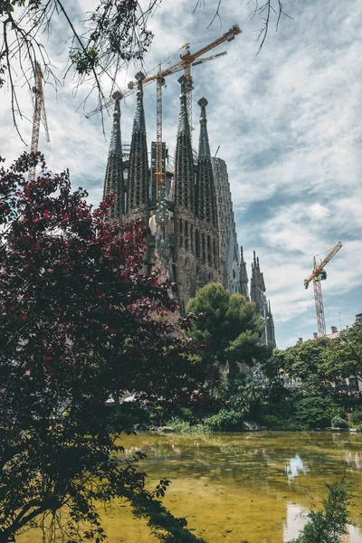 Barselona, İspanya - 14 Mayıs 2018. Güneşli bir günde La Sagrada Familia, Antoni Gaud 'un tasarladığı kiliseyi ziyaret eden insanlar.