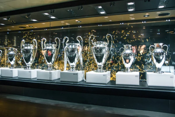 Madrid, İspanya - 2016, 2 Şubat. Real Madrid Şampiyonlar Ligi futbol kulübü, Kupa duyuru panosu 