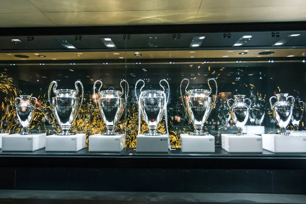 Madrid, İspanya - 2016, 2 Şubat. Real Madrid Şampiyonlar Ligi futbol kulübü, Kupa duyuru panosu 