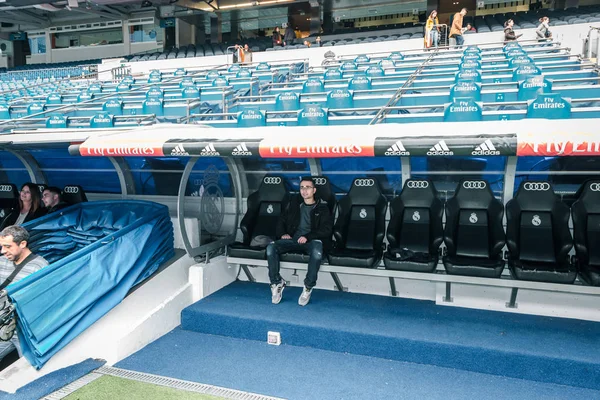 Kerl Besucht Das Santiago Bernabeu Stadion Und Posiert Für Ein — Stockfoto