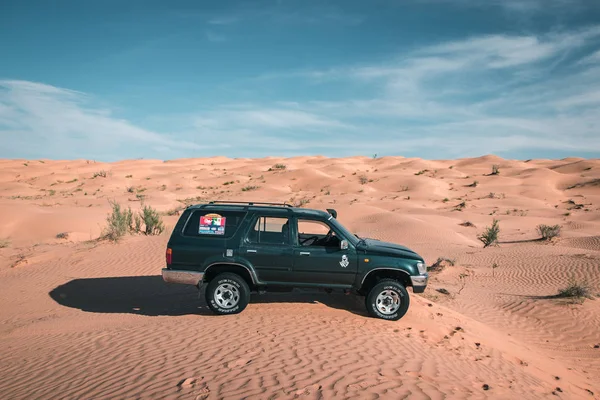 Coche Todoterreno Que Recorre Desierto Del Sahara Dunas Arena — Foto de Stock