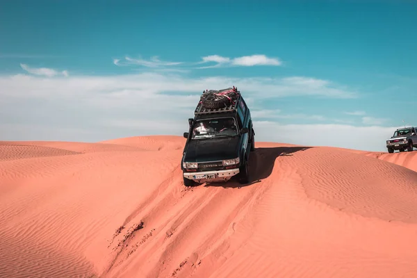 Samochód Terenowy Podróżujący Pustyni Sahara Wydmy — Zdjęcie stockowe