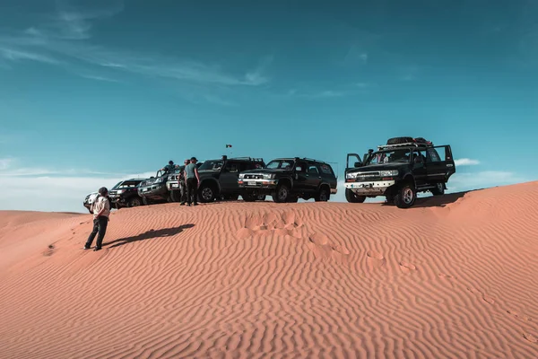 Группа Внедорожников Пустыне Сахара Удивительное Сафари Африке — стоковое фото