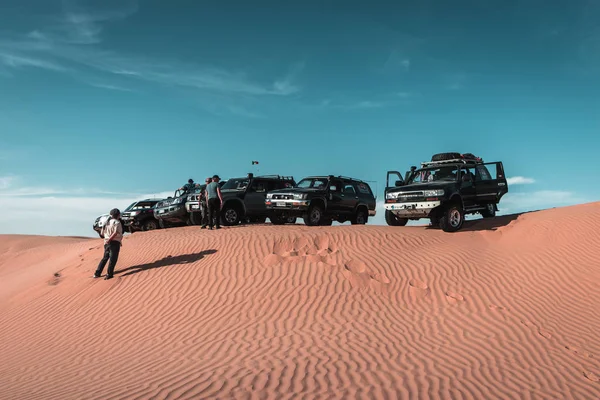 Sahra Çölü 'nde bir grup off-road arabası, Afrika' da Amazon safarisi.