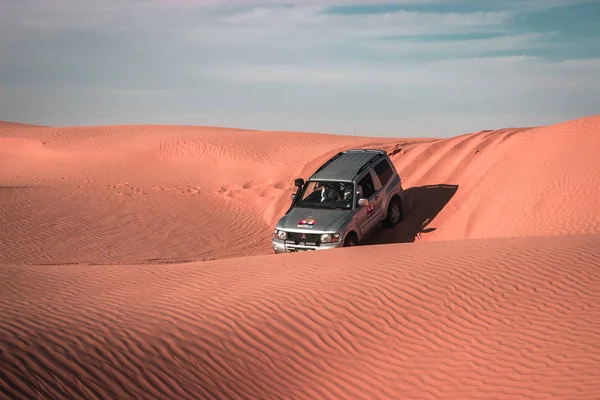 在沙漠的路上开车 在突尼斯的撒哈拉沙漠的萨法里 — 图库照片