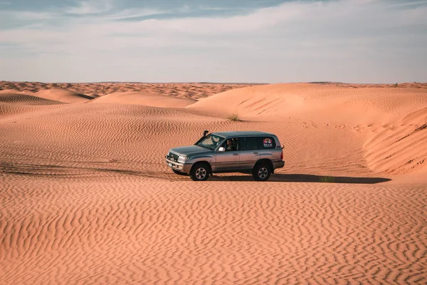 萨法里在撒哈拉沙漠的公路外 在非洲旅行 — 图库照片