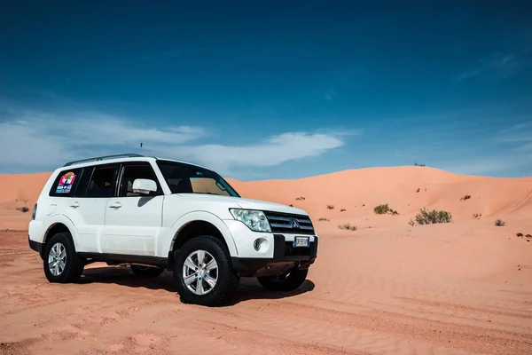 三菱Pajero在沙漠路上的汽车 — 图库照片
