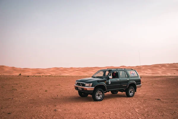 突尼斯 撒哈拉沙漠沙漠沙漠狩猎期间的越野车 — 图库照片