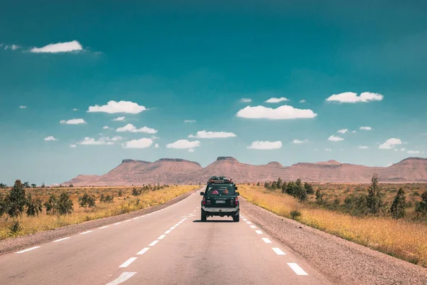 乡间空旷的柏油路 干旱的风景中孤独的汽车 — 图库照片