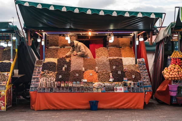 Marrakesch Marokko März 2019 Verkäufer Von Getrockneten Früchten Und Gewürzen — Stockfoto