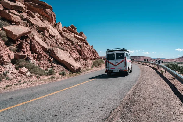 Marokko Afrika Maart 2019 Minivan Reist Kronkelende Wegen Van Marokko — Stockfoto