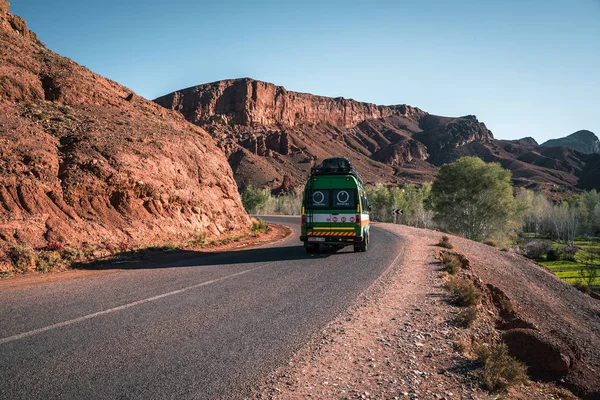 摩洛哥 2019年3月9日 微型货车在摩洛哥蜿蜒的道路上穿梭 探险之旅 — 图库照片