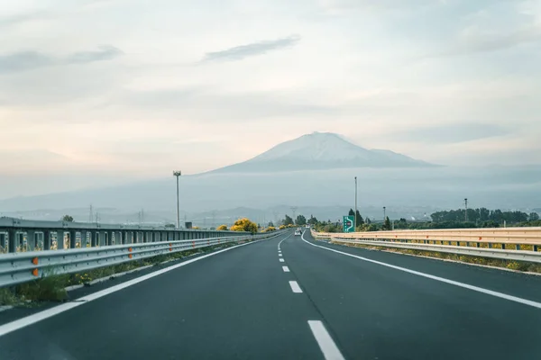 埃特纳火山和高速公路 — 图库照片