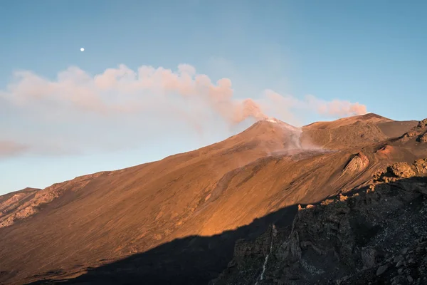 Потоки Лави Вулкани Етна Вивергаються Курять — стокове фото