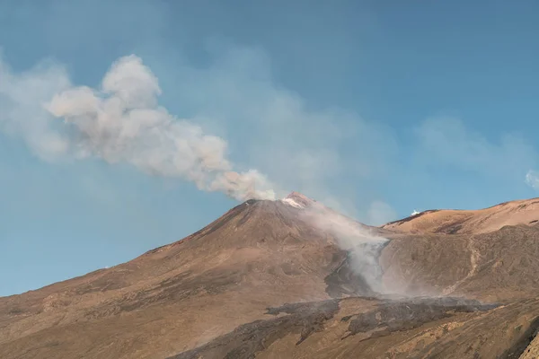 Vulcão Fumar Durante Belo Dia — Fotografia de Stock